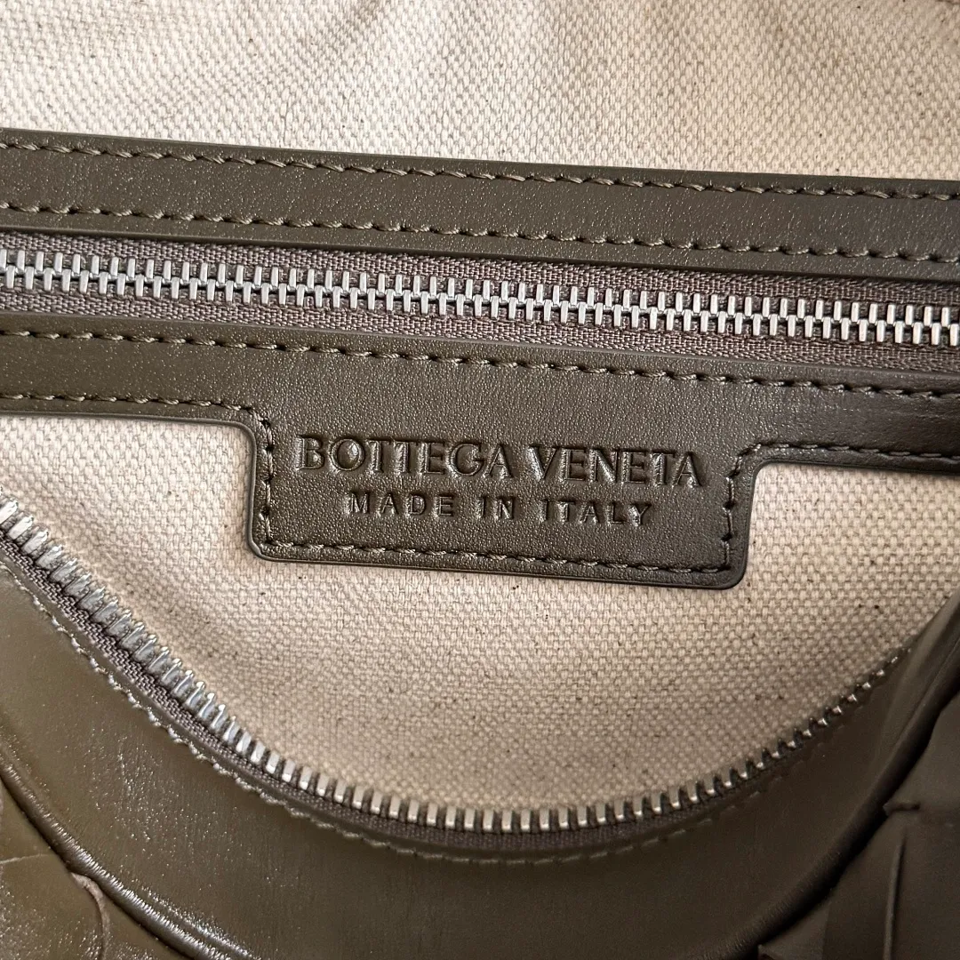 Batch 1820 BOTTEGA VENETA small INTRECCIATO woven camera bag This bv classic camera bag is a further evolution of classic woven technology, combining practicality and fashion, perfectly meeting multi-purpose needs! Classic leather handmade. Lightweight and large capacity. The shoulder strap is removable and adjustable. In addition to being worn cross-body, it can also be placed in the suitcase as a toiletry bag. It is very convenient for daily storage and classification. It also has hanging accessories to show your personality. No matter how complicated the world is, as long as you have a bag with you, everything will become better. Style number: 755923 Size: 24.5*15*6cm